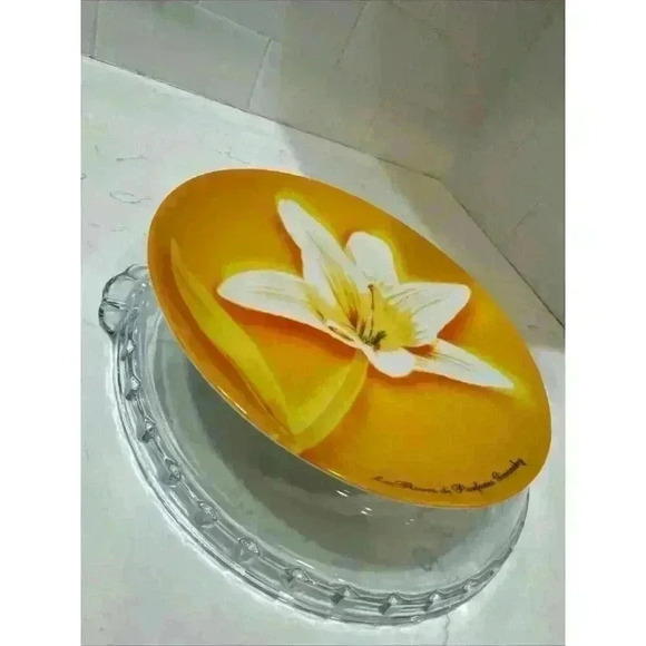 Givenchy Parfums Collector Plate Yellow & White Lily Flower 8 1/2" Across Floral - Picture 3 of 10